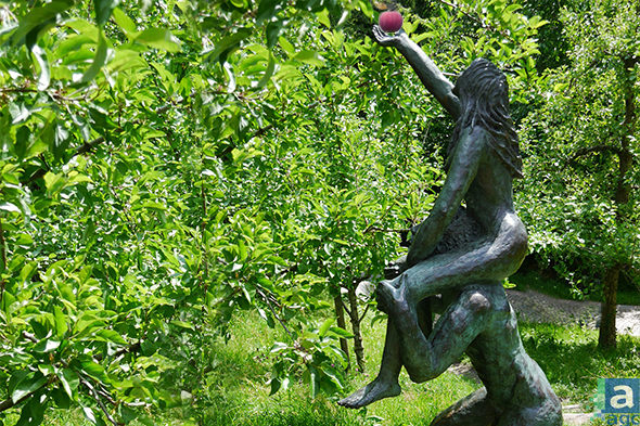 statue bronze femme sur les epaules d un homme