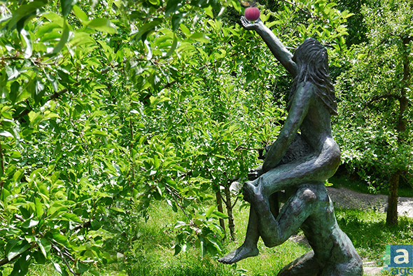 statue bronze femme sur les epaules d un homme