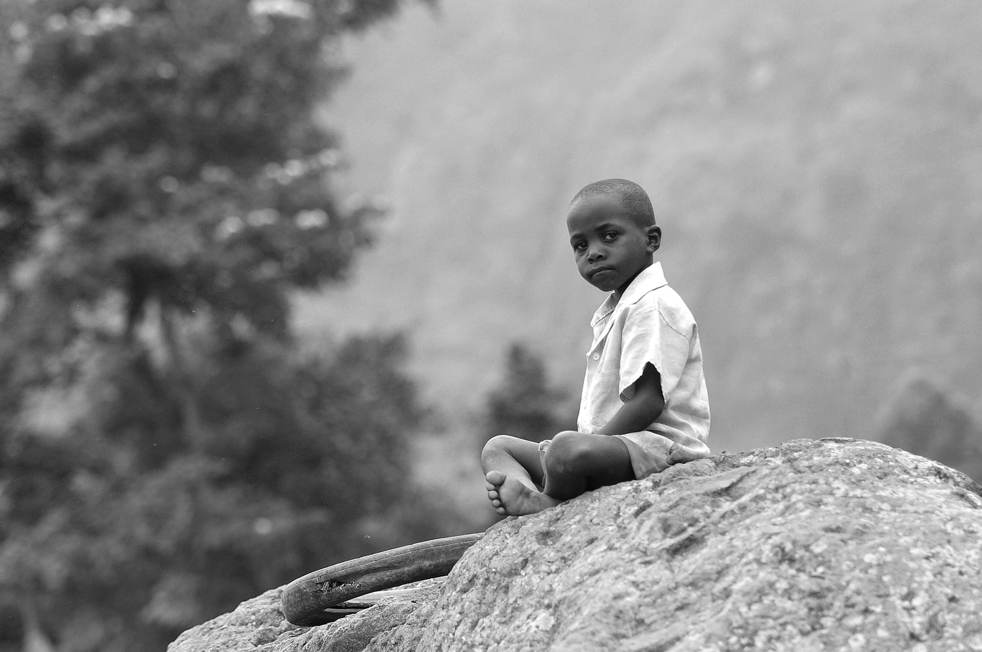 photo-noir-blanc-enfant-africain-assis